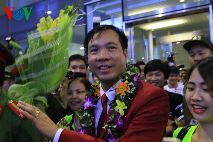 Vietnam team with historic gold medal welcomed home  - ảnh 1